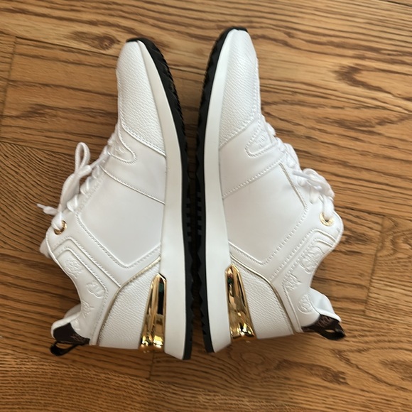 NWOT. Guess Woman’s “Kaddy” White Leather Sneakers with Gold Details. Size 8.5 - Picture 6 of 8